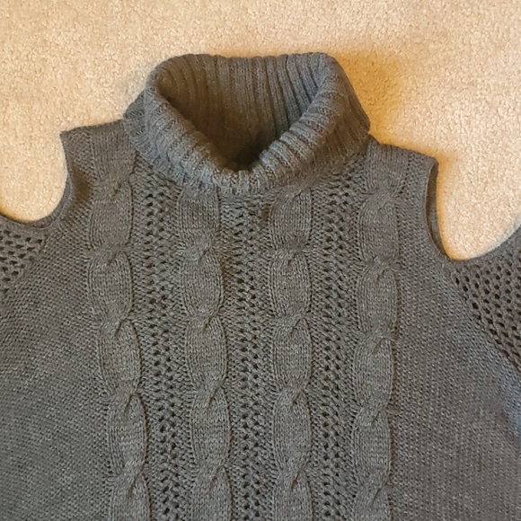 American Eagle Outfitters cold shoulder sweater - Picture 15 of 16